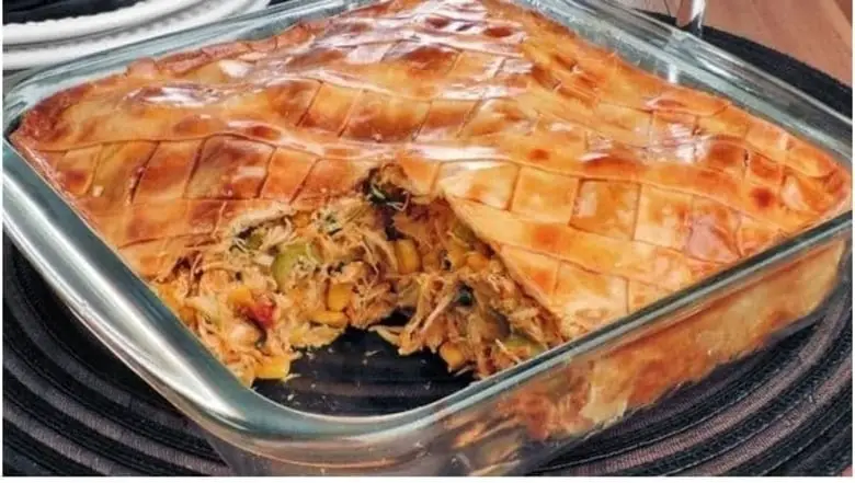 Torta Simples de Frango com Massa de Pastel: Uma Delícia Suave e Saborosa