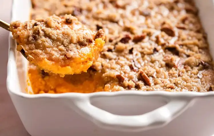 Caçarola de Batata Doce Assada com Cobertura de Nozes