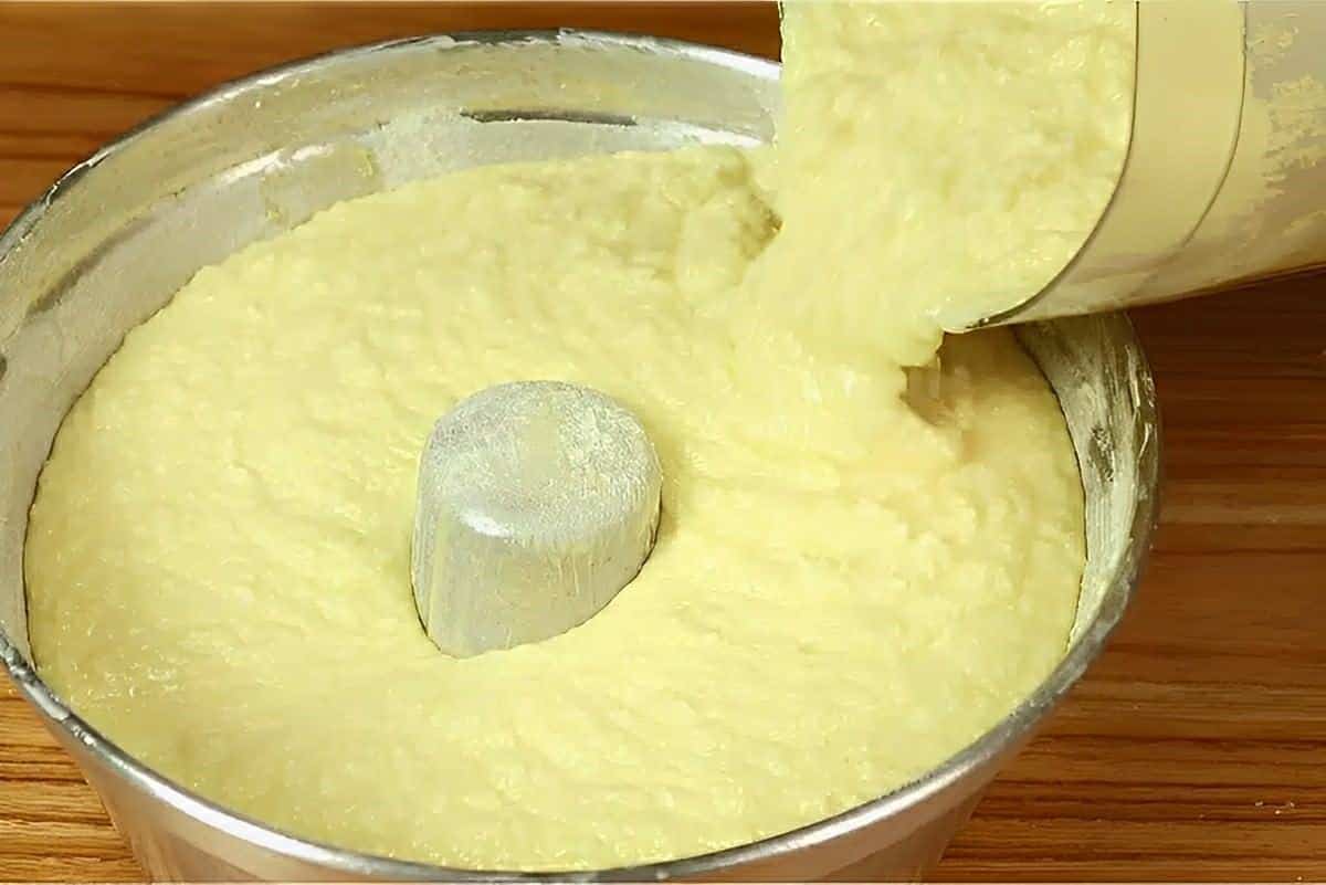 Bolo de aipim rápido e fácil é só bater os ingredientes no liquidificador e levar pra assar